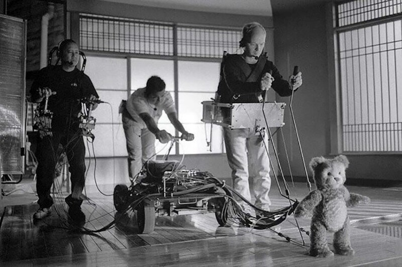 Трое мужчин управляют роботом плюшевого медведя во время съемок фильма Стивена Спилберга «Искусственный разум», 2001 год