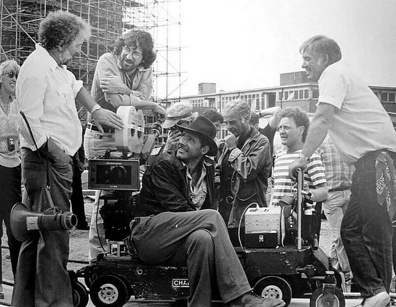 Дэвид Томблин, Стивен Спилберг и Харрисон Форд на съемочной площадке Индианы Джонса и Храм Судьбы . 1984 год