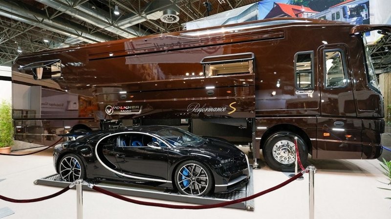 Роскошный «особняк» на колесах с гаражом для Bugatti Chiron