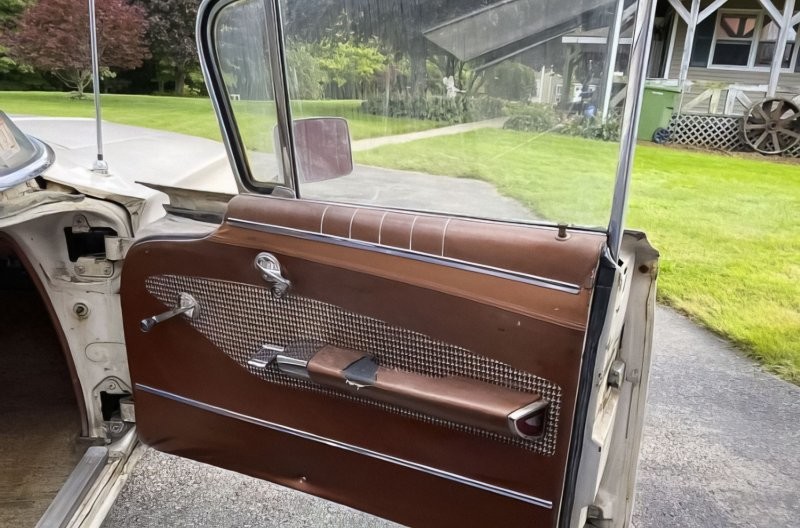 Chevrolet Impala 1960 — невероятная гаражная находка, и двигатель все еще работает