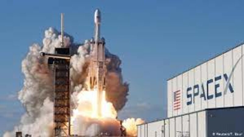 SpaceX запустила на орбиту корабль впервые с полностью гражданским экипажем
