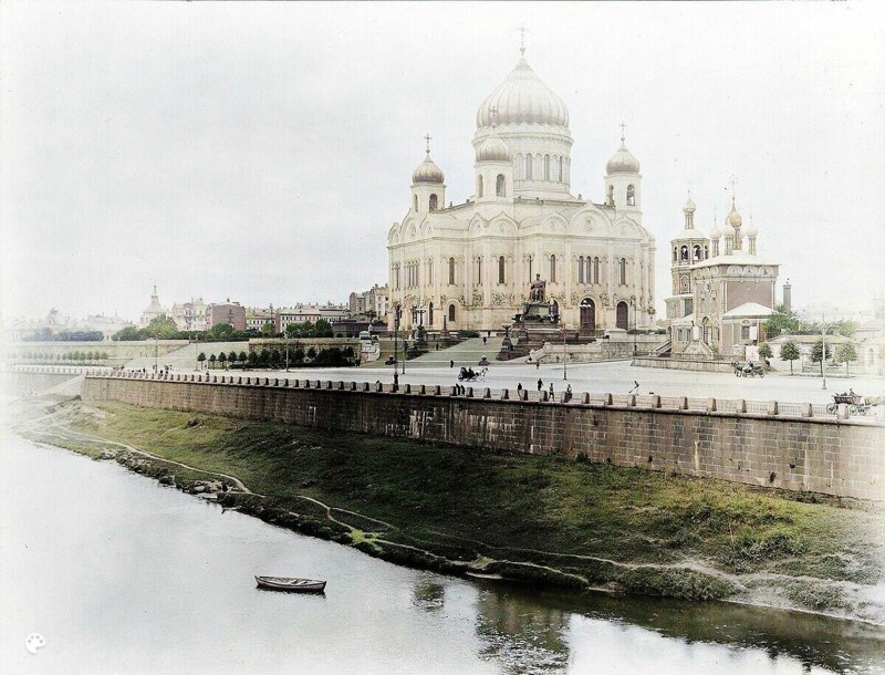 Еще зеленые берега Москва реки у Храма Христа Спасителя.