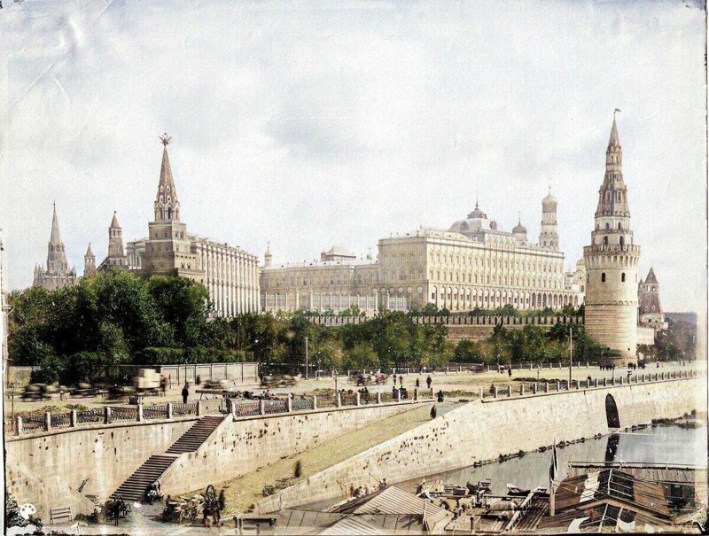 Панорама набережной у Кремля.