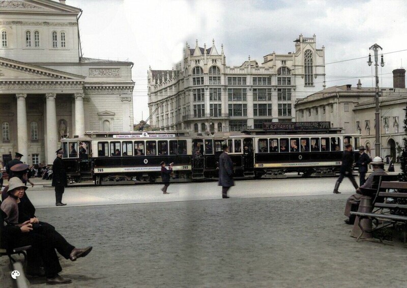Трамвай у здания Большого Театра.