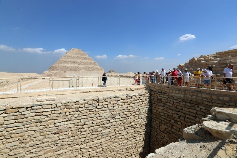 Спуск в Южную гробницу находится напротив знаменитой Ступенчатой ​​пирамиды