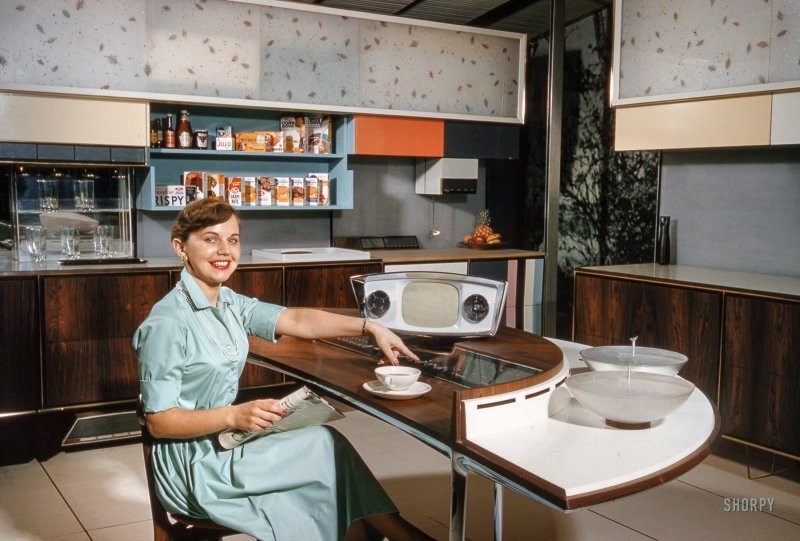 В 1959 году американцы привезли в СССР «кухню будущего»: мебель удивила советских людей и разозлила Хрущева