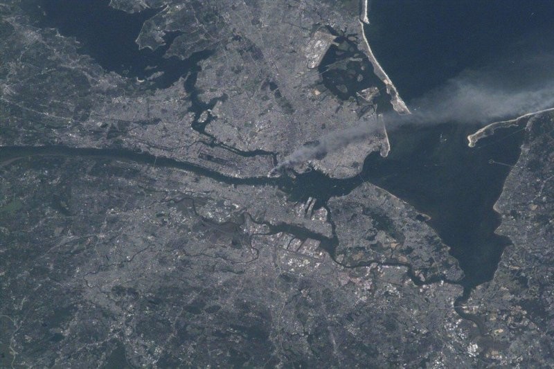 Фото с МКС, Нью-Йорк, 11 сентября 2011 года. Горят Башни-близнецы