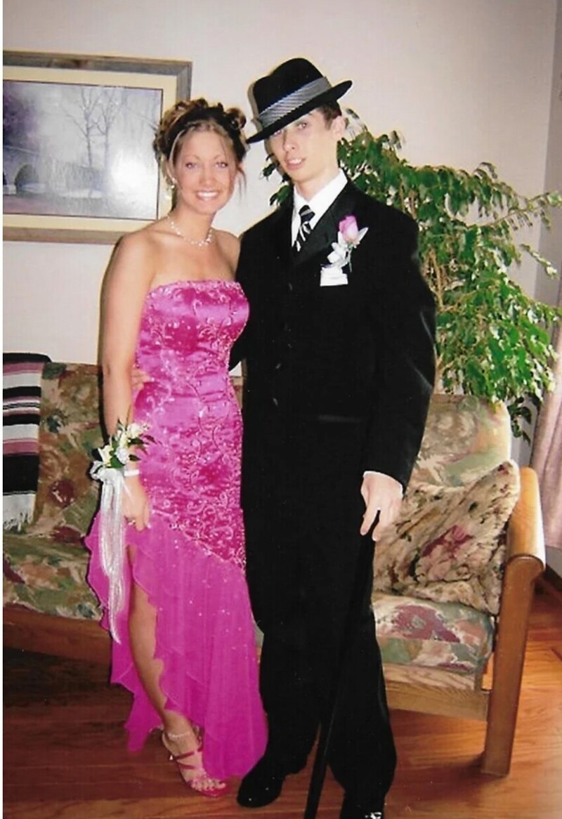 "Мой выпускной в 2006 году. Девушка, которую я пригласил, выглядит великолепно, а я зачем-то напялил этот дурацкий костюм"