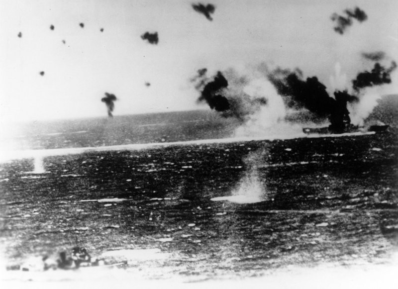 От радости американский лётчик запел в радиоэфире: потопили первый японский авианосец! Дело было в 1942 году
