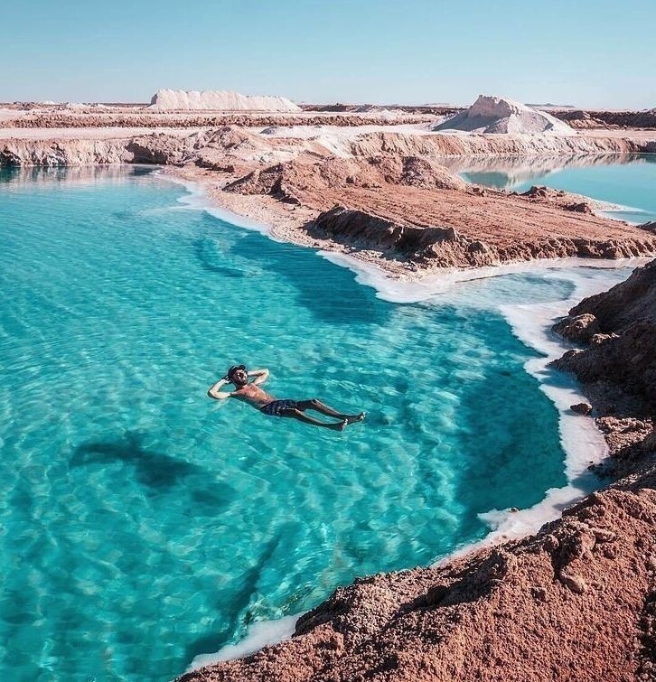 Соленое озеро посреди пустыни, Оазис Сива, Египет. Содержание соли такое высокое, что кажется, что вы левитируете