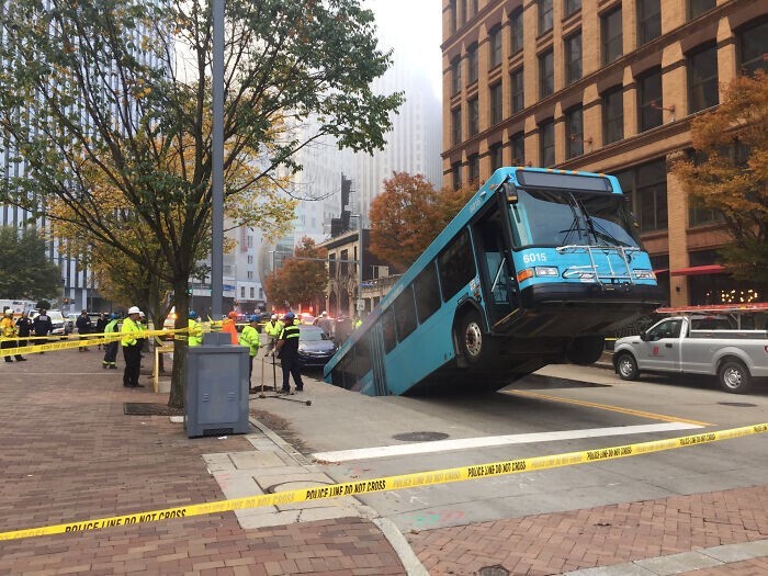 В Питтсбурге провал в мостовой проглотил автобус