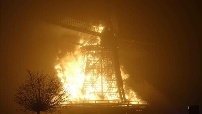 Пожар на действующей голландской ветряной мельнице 1848 года