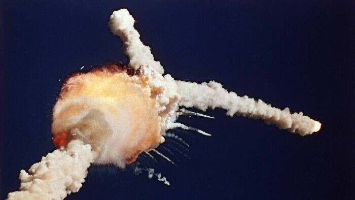 35 лет назад космический шаттл Challenger взорвался при взлете. Погибли все 7 членов экипажа. Как оказалось позже, катастрофа произошла из-за дефекта уплотнительных колец