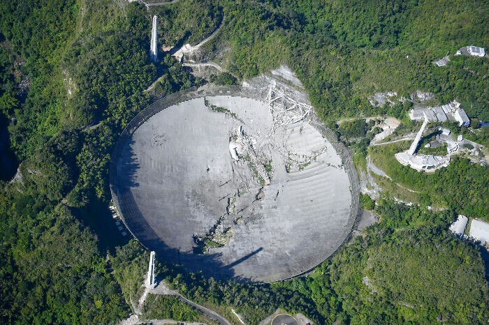 Радиотелескоп Аресибо после обрушения инструментальной платформы, 30 ноября 2020 года