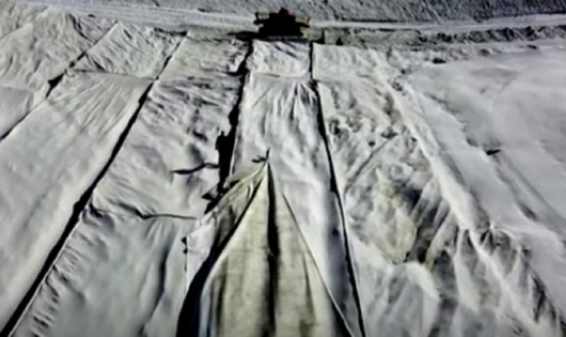 Швейцарцы заворачивают ледники в "одеяла", чтобы они не таяли