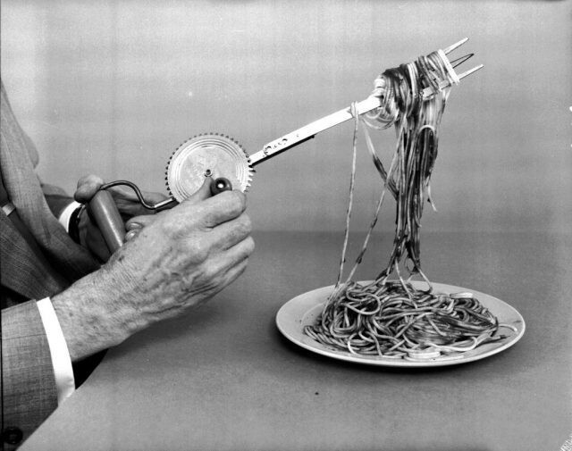 3. Механическая вилка для наматывания спагетти, 1955 год