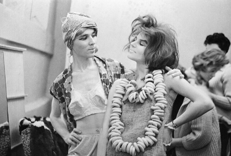 За кулисами модного показа модельера Вячеслава Зайцева. 1966 год