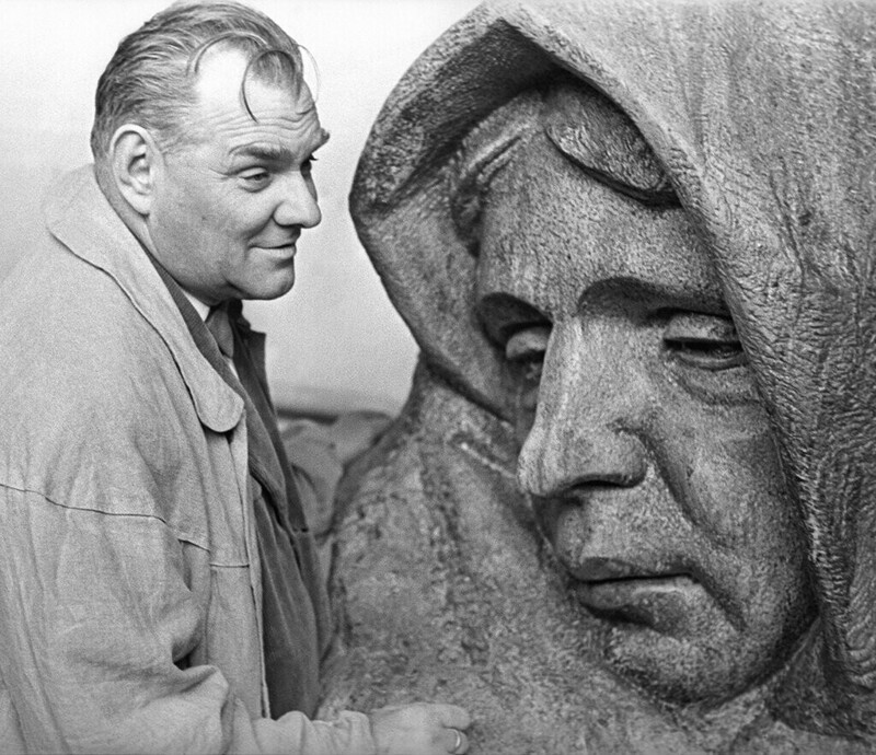 Скульптор Евгений Вучетич у своей работы. 6 сентября 1963 года