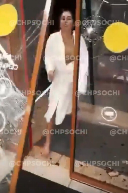 Дебоширка в Сочи вышибла стеклянную дверь магазина, рассердившись на замечание продавца