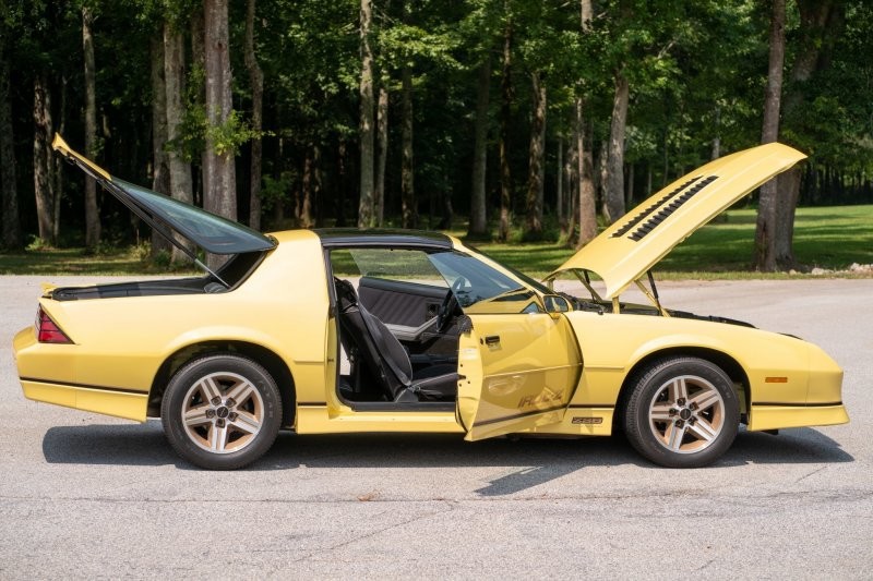 Удивительно, но кто-то только что заплатил 56000 долларов за Chevrolet Camaro 1987 года выпуска