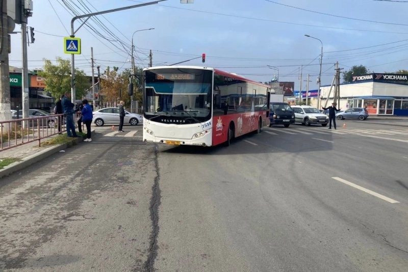 Решила немного срезать: в Волгограде автобус сбил пенсионерку 