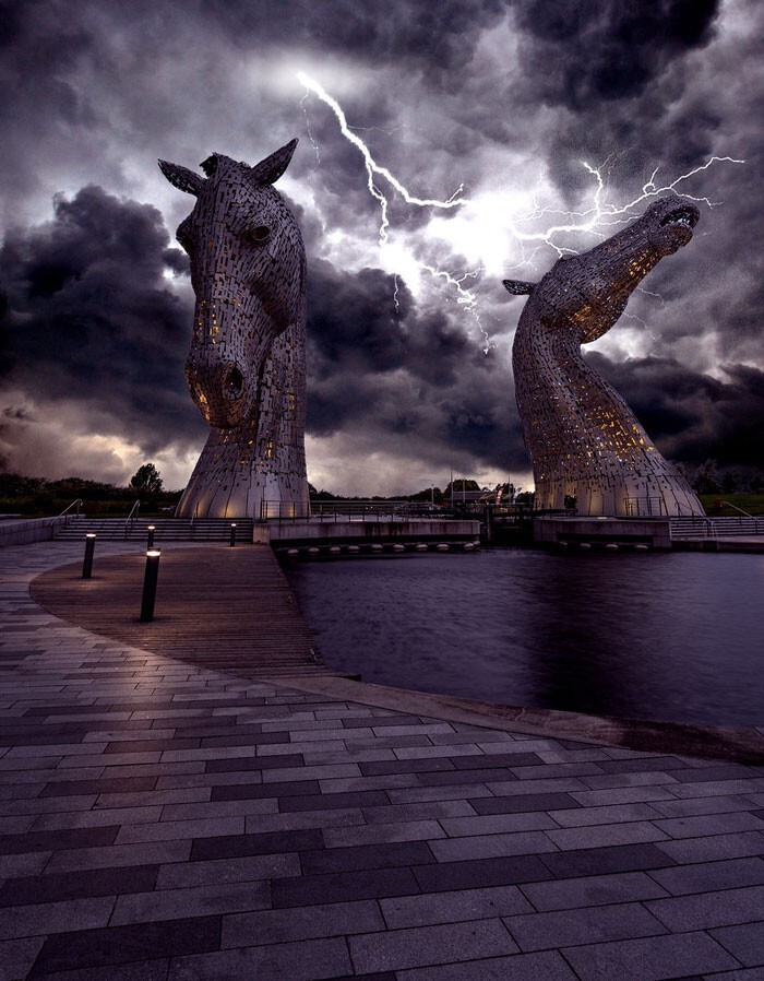 Гигантская статуя "Келпи" в Шотландии во время грозы