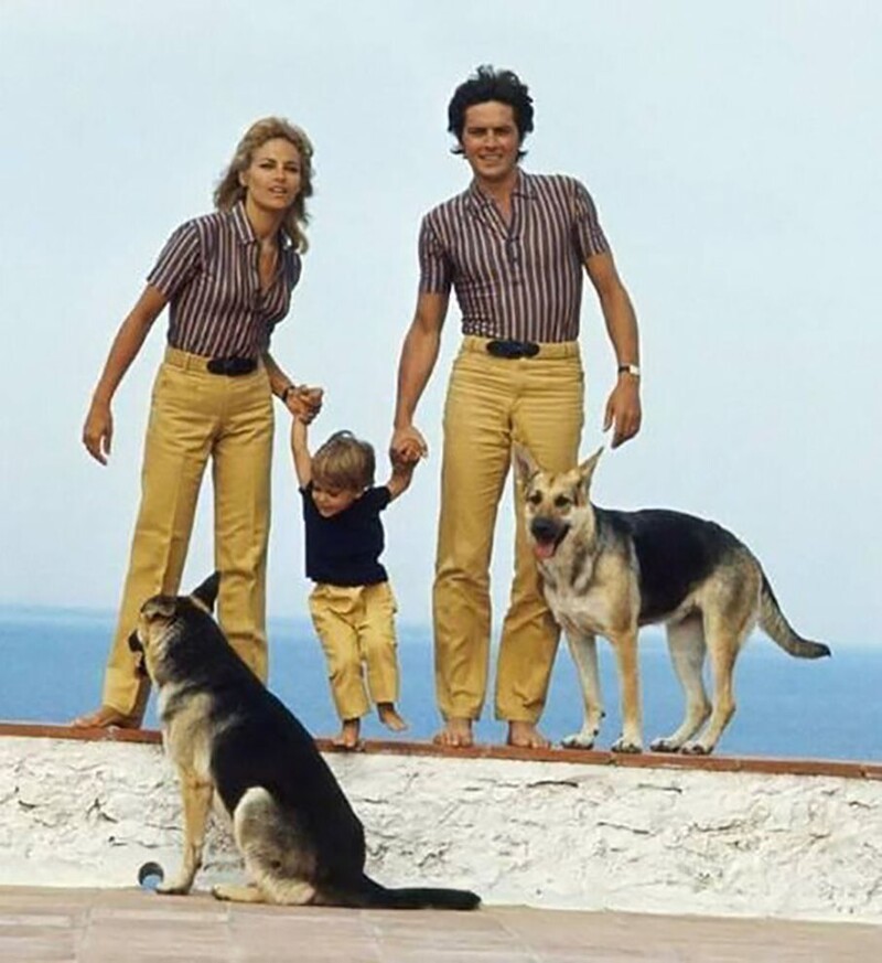 Ален Делон,жена Натали и сын Энтони. Франция Сен-Тропе 1968 год