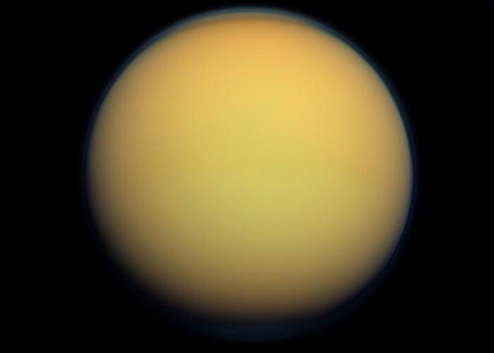 Титан (спутник Сатурна) - единственный спутник планеты в Солнечной системе с плотной атмосферой, а также единственное тело (кроме Земли), на котором обнаружена жидкость в виде озер, рек и океанов