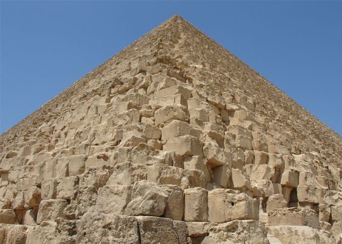 Чтобы воссоздать 2,5-тонный блок Великой пирамиды, четверо человек работали четыре дня, используя инструменты, найденные в заброшенном древнем египетском карьере