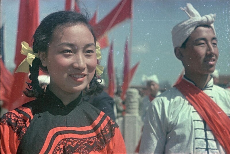 1950. Участники народного ансамбля на площади Тяньаньмэнь. Май