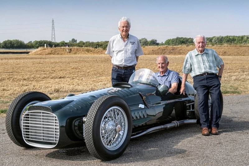 Британцы построили копию болида Формулы-1 из 1950-х с 16-цилиндровым двигателем
