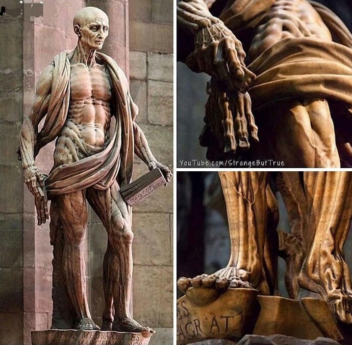 8. Статуя святого Варфоломея, раннехристианского мученика, с которого живьем содрали кожу. Он держит не кусок ткани, а свою кожу