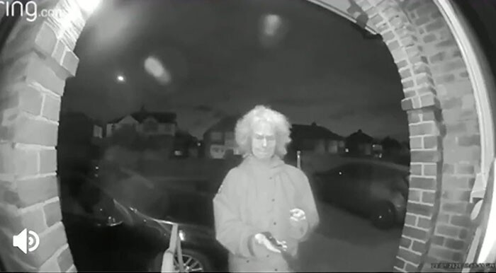 17. Старушка с ножом в руке на видеокамере дверного звонка посреди ночи