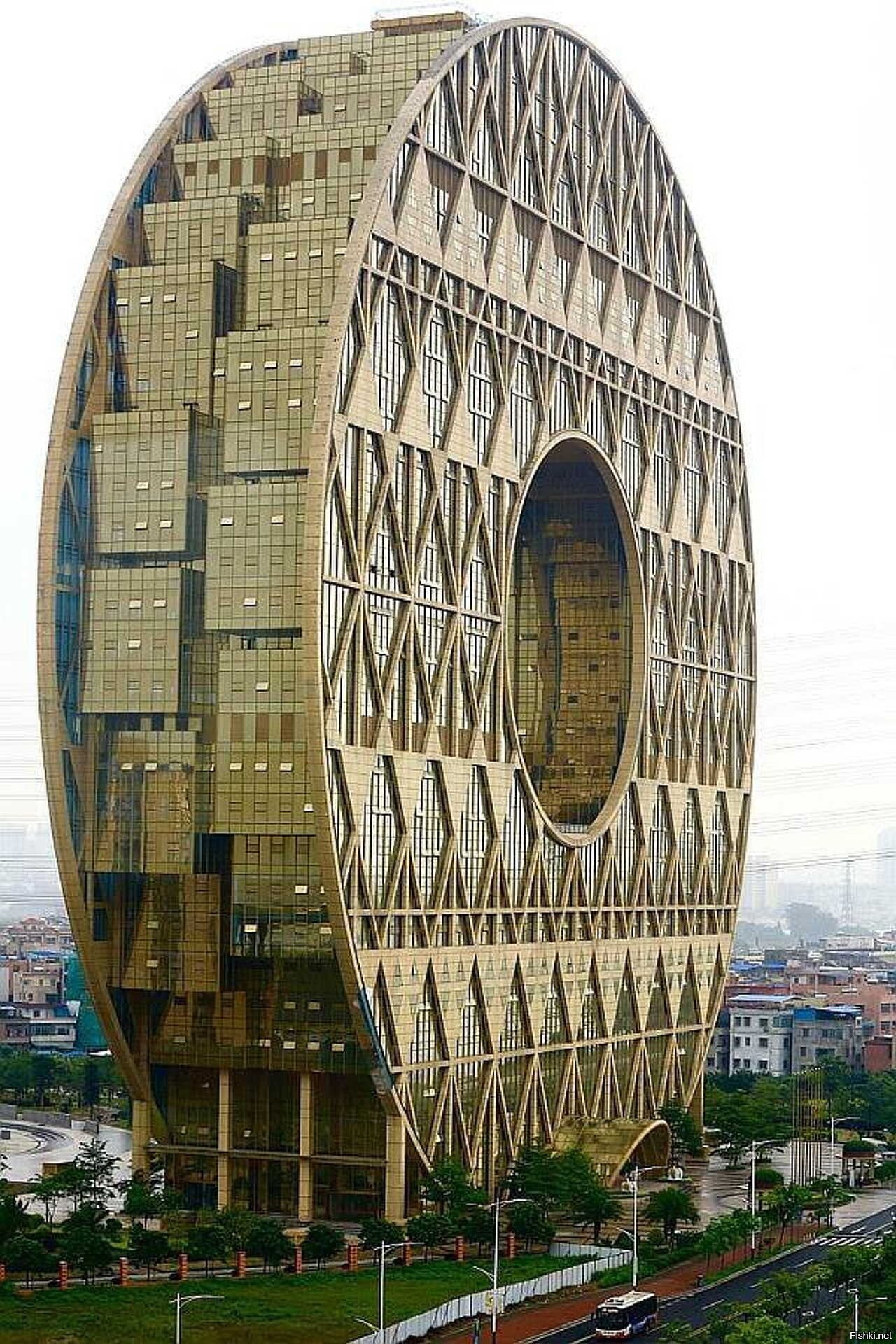 Самой необычное в мире. Гуанчжоу юань небоскреб. Здание-монета в Гуанчжоу. Гуанчжоу круглое здание. Круглый небоскреб в Гуанчжоу.