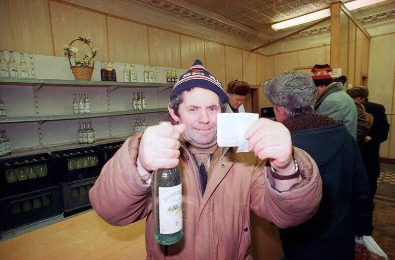 Счастливый обладатель бутылки водки, купленной по талонам во время антиалкогольной кампании. СССР, конец 1980-х.
