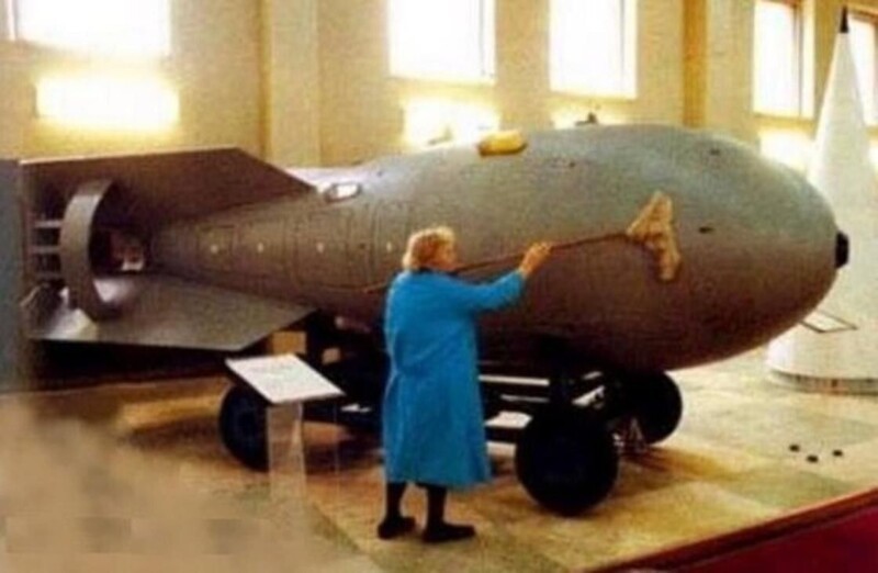 А вот уборщица, которая моет в музее бомбу в 1961 году