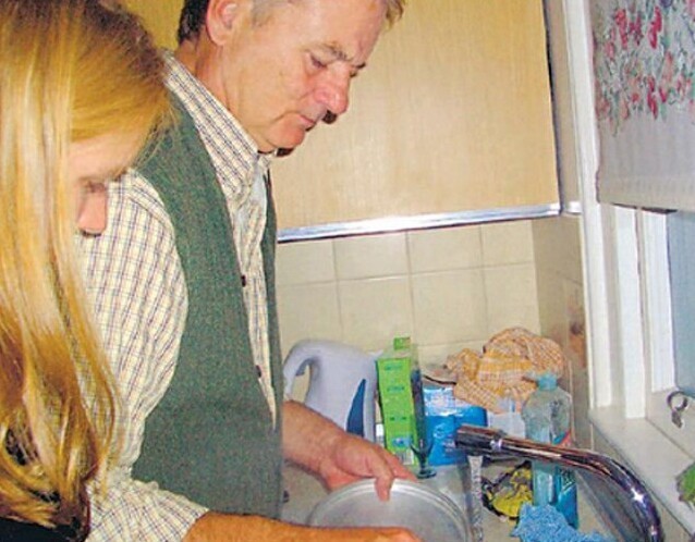 В 2006 году 56-летний актер Билл Мюррей принял приглашение на вечеринку студентов колледжа. Он пришел в дом, где проводилась вечеринка, выпил водки, помыл посуду и ушел