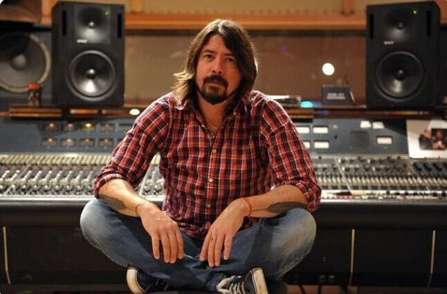 Дейв Гроул написал тексты песен и записал целый альбом группы Foo Fighters самостоятельно