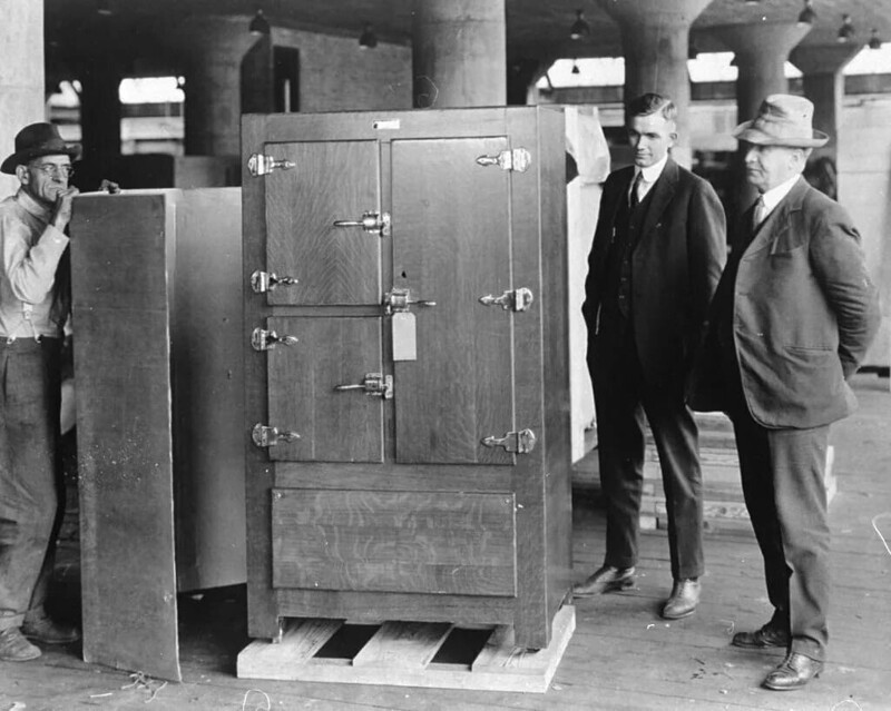 Один из первых компрессионных холодильников Frigidaire и пример серийного бытового холодильника General Electric