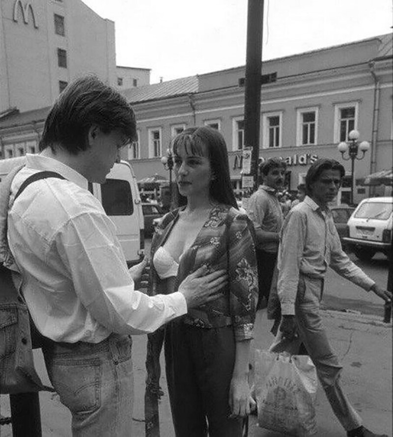 Кастинг прямо на улице фотограф и редактор московского журнала "Андрей" Рассматривает молодых московских девушек на Арбате, 1996 год