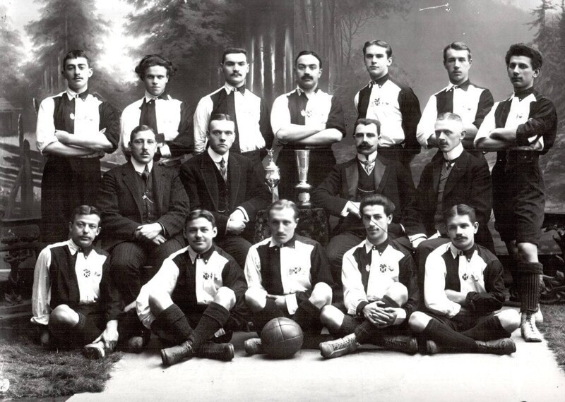 24.09.1893 в Петербурге на ипподроме (ныне Пионерская площадь) состоялась первая в России игра в «ножной мяч» — футбол.