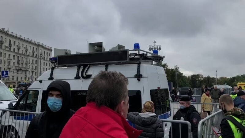 Силовики включили песню «Дядя Вова, мы с тобой» на Пушкинской площади, где началась несогласованная акция КПРФ.