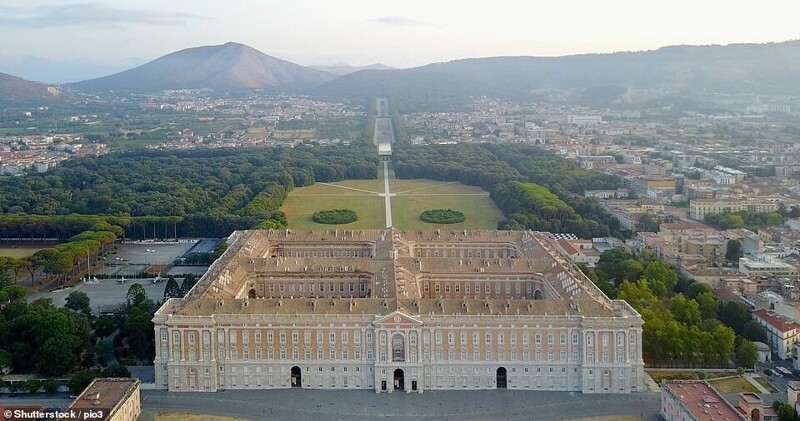 Королевский дворец в Казерте, Италия