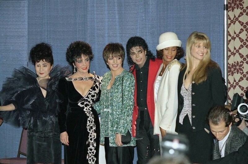 Йоко Оно, Элизабет Тейлор, Лайза Миннелли, Майкл Джексон, Уитни Хьюстон и Кристи Бринкли на United Negro College Fund, 10 марта 1988 года
