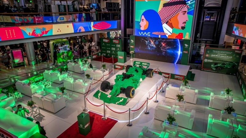 В Саудовской Аравии показали самый большой в мире болид F1, сделанный из Lego