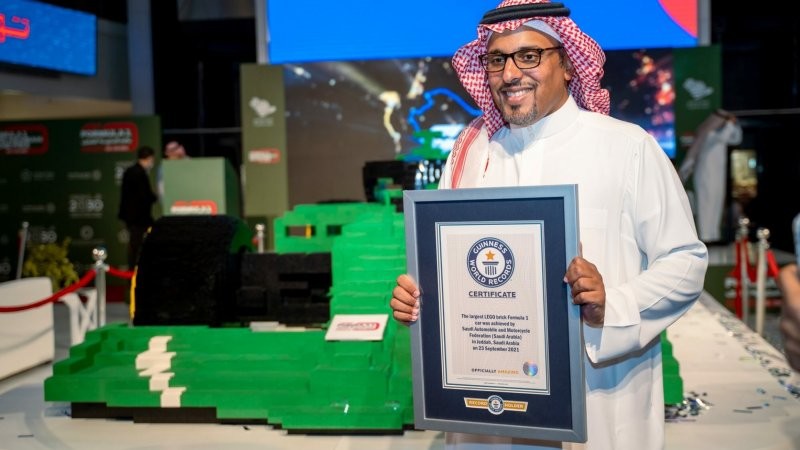 В Саудовской Аравии показали самый большой в мире болид F1, сделанный из Lego