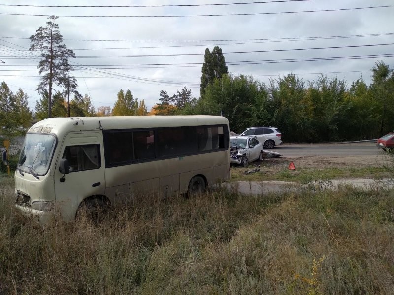 Авария дня. В Тольятти столкнулись «Лада» с прицепом и автобус