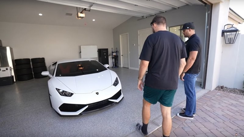Покупка Lamborghini за однодолларовые купюры: процесс оказался очень сложным