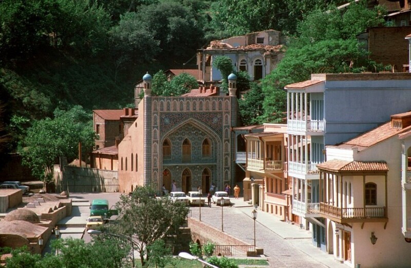 Тбилиси. Старинный уголок грузинской столицы с серными банями и мечетью: