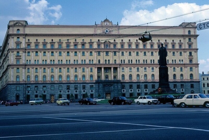 В Москве на пл. Дзержинского оба здания КГБ только что объединил общий фасад: